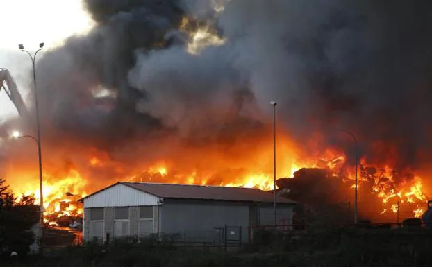 Imagen. Las imágenes del espectacular incendio en un desguace de Gijón.
