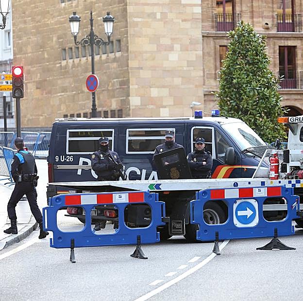 Miembros de la Unidad de Intervención cortan el paso en Progreso (antes, 19 de julio). 