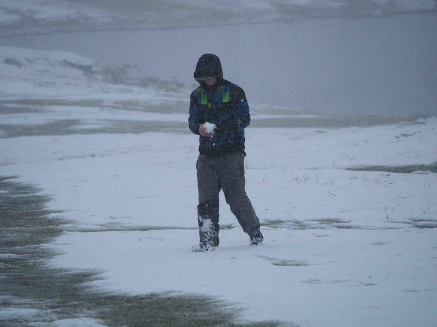 Los Lagos de Covadonga, cubiertos por la nieve