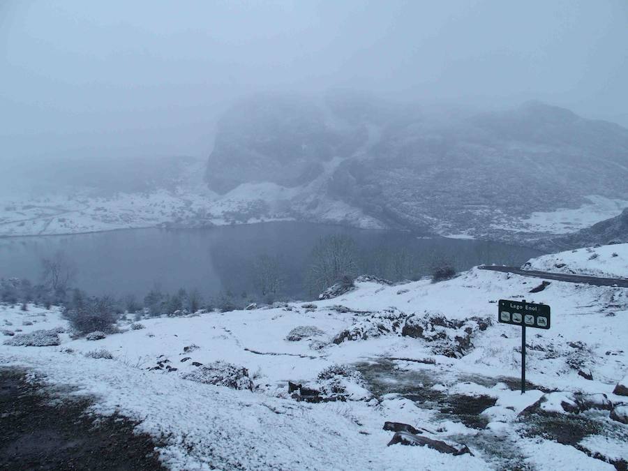 Los Lagos de Covadonga, cubiertos por la nieve