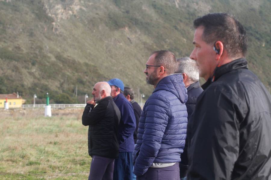 Al parecer, la mujer cayó al mar junto con un compañero al ser arrastrados por una ola en la desembocadura de la ría de Avilés mientras corrían