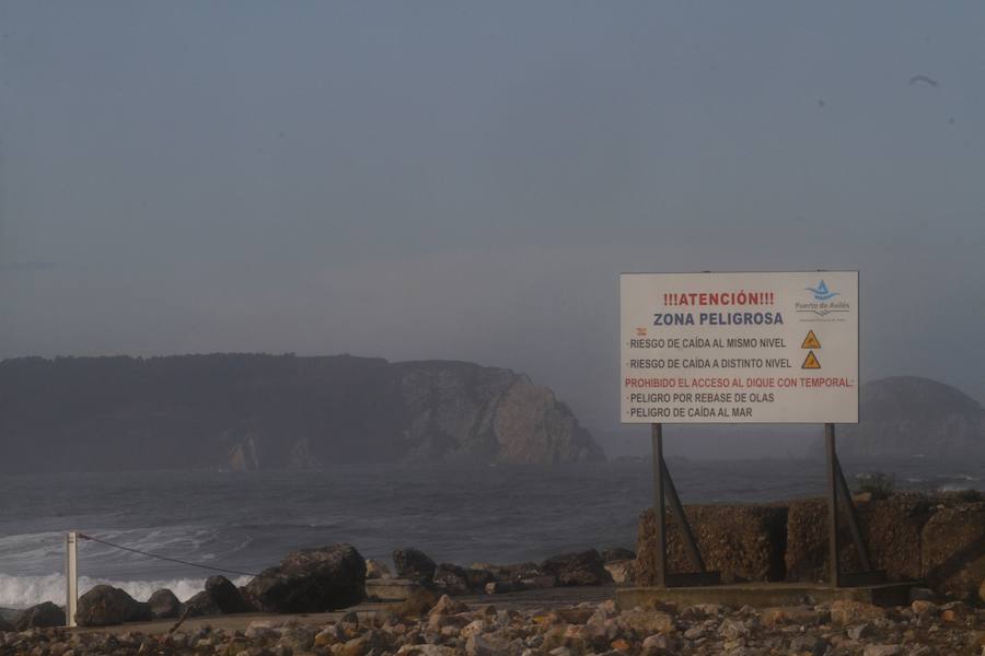 Al parecer, la mujer cayó al mar junto con un compañero al ser arrastrados por una ola en la desembocadura de la ría de Avilés mientras corrían