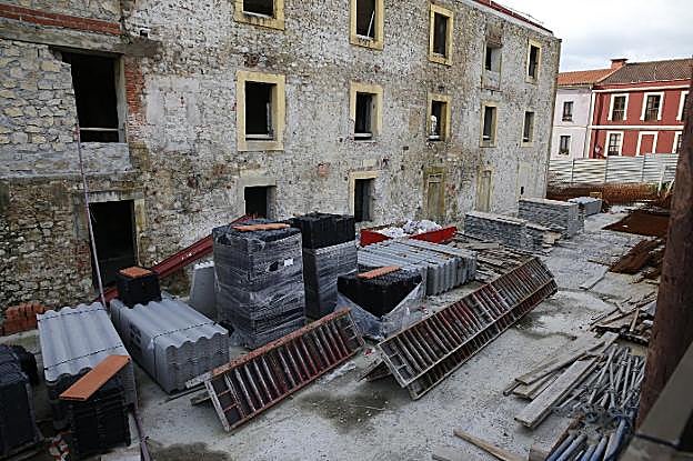Material de obra diseminado en el entorno del edificio, entre el que destacan elementos de la nueva cubierta. 