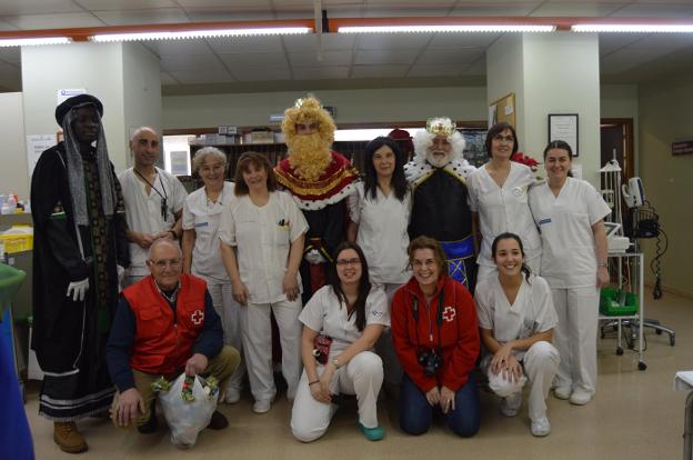 El personal sanitario también se fotografió con los Reyes Magos y los voluntarios de la Cruz Roja. 