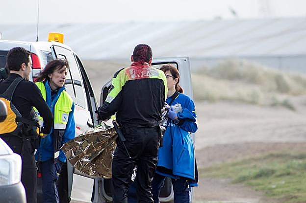 Daniel Wei fue trasladado al Hospital San Agustín por un traumatismo craneal al caer a la mar engullido por una segunda ola. 