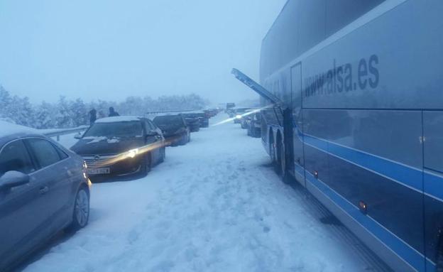 Un autobús de ALSA procedente de Asturias, atrapado entre la nieve.