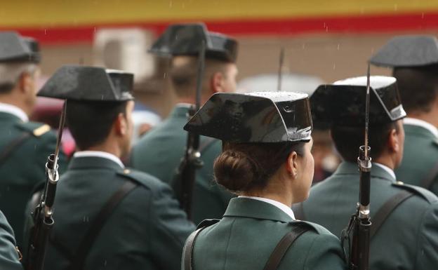 Desfile de la Guardia Civil en el Día del Pilar.