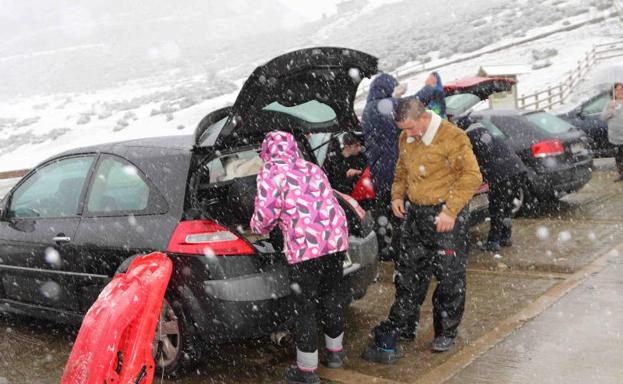 Siete jóvenes quedan atrapados de madrugada en L'Angliru por la nieve