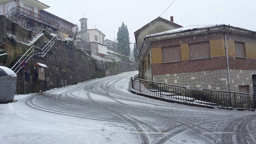 El descenso de las temperaturas unido a las precipitaciones registradas en las últimas horas dejan un manto blanco en las zonas altas del Principado