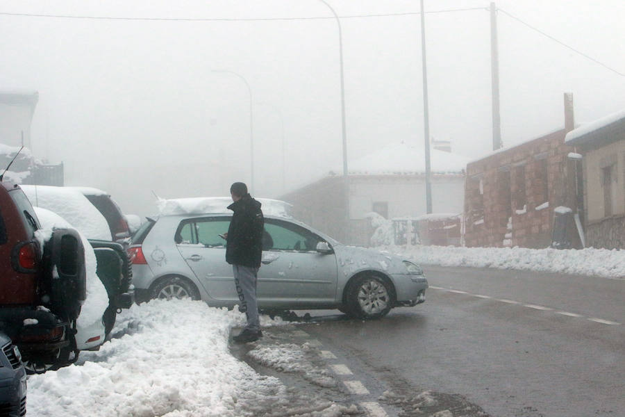 El descenso de las temperaturas unido a las precipitaciones registradas en las últimas horas dejan un manto blanco en las zonas altas del Principado