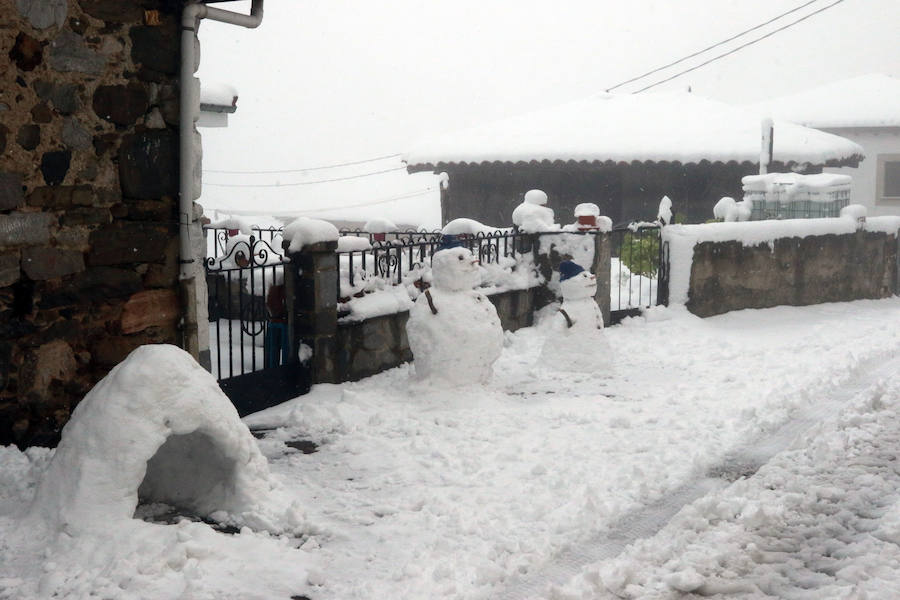 El descenso de las temperaturas unido a las precipitaciones registradas en las últimas horas dejan un manto blanco en las zonas altas del Principado