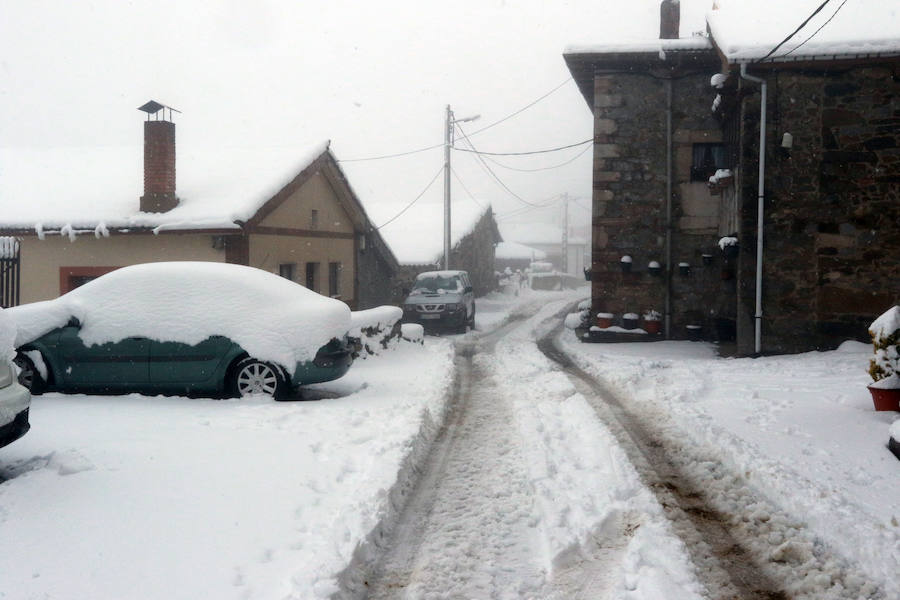 El descenso de las temperaturas unido a las precipitaciones registradas en las últimas horas dejan un manto blanco en las zonas altas del Principado