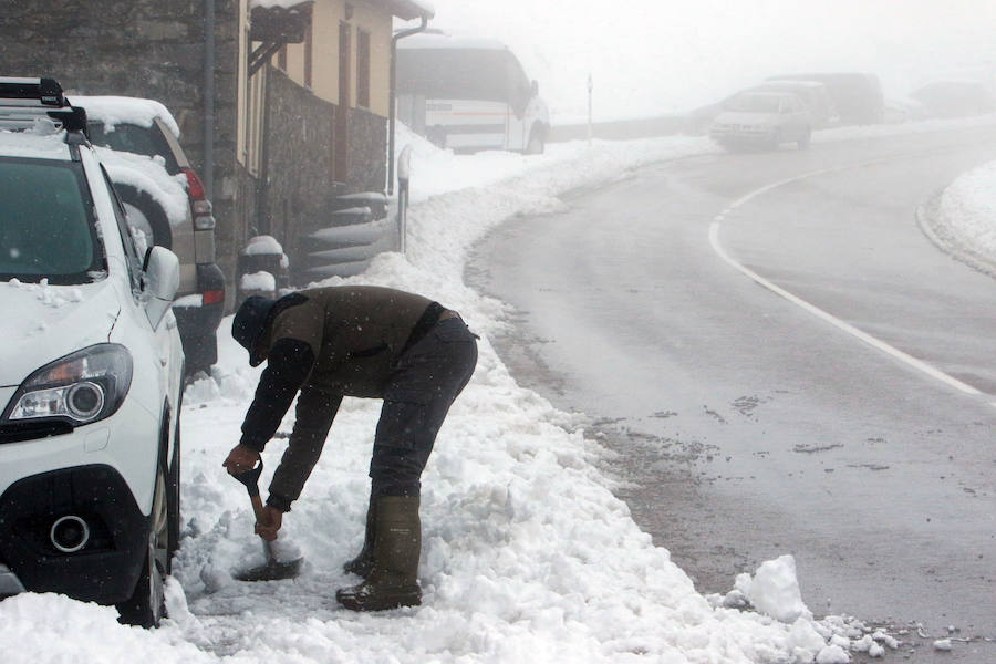 El descenso de las temperaturas unido a las precipitaciones registradas en las últimas horas dejan un manto blanco en las zonas altas del Principado