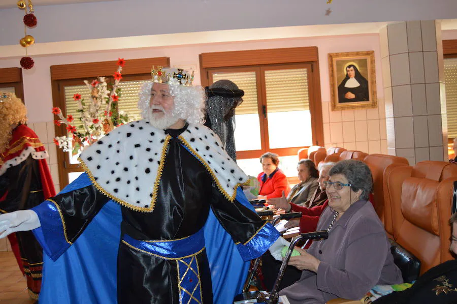 La parada más solidaria de los Reyes Magos en Cangas del Narcea