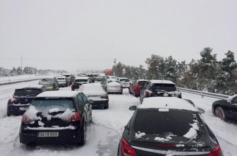 Las intensas nevadas han obligado a movilizar al Ejército, que trabaja "a destajo" para liberar a las personas inmovilizadas por la nieve en la autovía, que sigue "prácticamente intransitable"