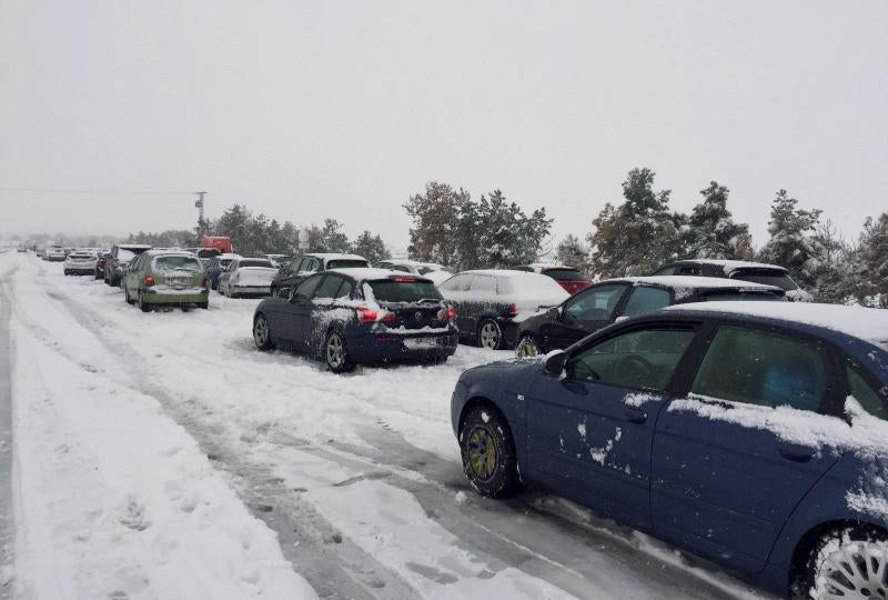 Las intensas nevadas han obligado a movilizar al Ejército, que trabaja "a destajo" para liberar a las personas inmovilizadas por la nieve en la autovía, que sigue "prácticamente intransitable"