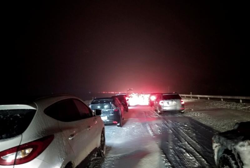 Las intensas nevadas han obligado a movilizar al Ejército, que trabaja "a destajo" para liberar a las personas inmovilizadas por la nieve en la autovía, que sigue "prácticamente intransitable"