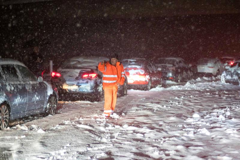 Las intensas nevadas han obligado a movilizar al Ejército, que trabaja "a destajo" para liberar a las personas inmovilizadas por la nieve en la autovía, que sigue "prácticamente intransitable"