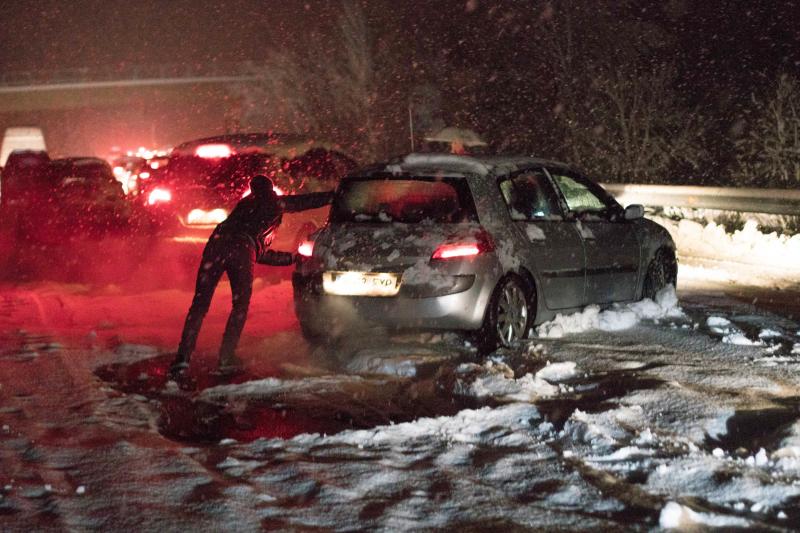 Las intensas nevadas han obligado a movilizar al Ejército, que trabaja "a destajo" para liberar a las personas inmovilizadas por la nieve en la autovía, que sigue "prácticamente intransitable"