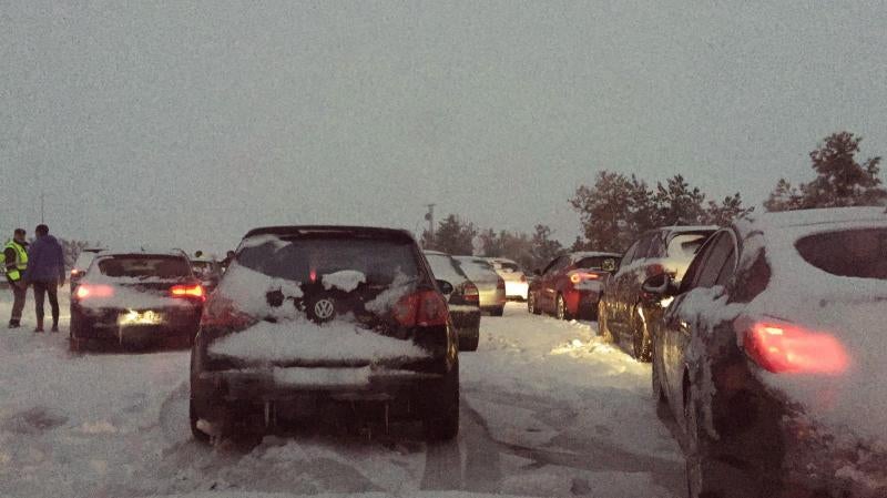 Las intensas nevadas han obligado a movilizar al Ejército, que trabaja "a destajo" para liberar a las personas inmovilizadas por la nieve en la autovía, que sigue "prácticamente intransitable"