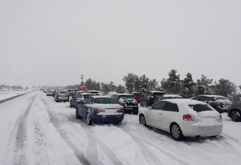 Las intensas nevadas han obligado a movilizar al Ejército, que trabaja "a destajo" para liberar a las personas inmovilizadas por la nieve en la autovía, que sigue "prácticamente intransitable"