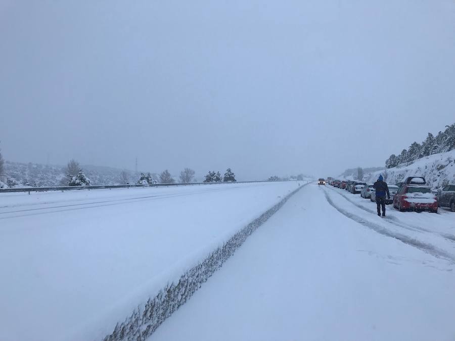 Las intensas nevadas han obligado a movilizar al Ejército, que trabaja "a destajo" para liberar a las personas inmovilizadas por la nieve en la autovía, que sigue "prácticamente intransitable"