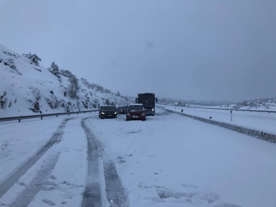 Las intensas nevadas han obligado a movilizar al Ejército, que trabaja "a destajo" para liberar a las personas inmovilizadas por la nieve en la autovía, que sigue "prácticamente intransitable"