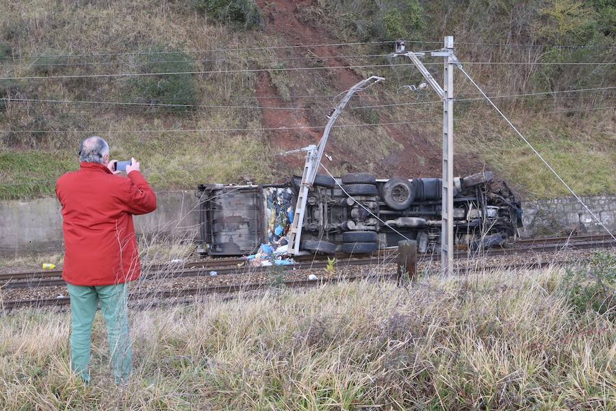 Un camión de basura vuelca a las vías del tren en Llanera