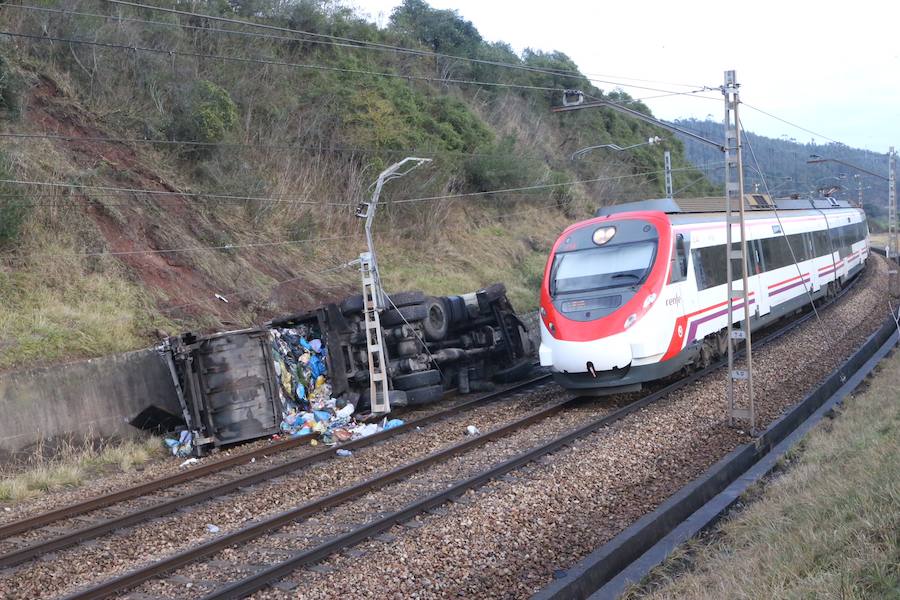 Un camión de basura vuelca a las vías del tren en Llanera