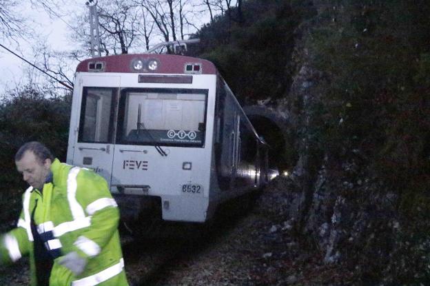 El tren, descarrilado a la salida de un pequeño túnel, donde se encontró con un argayo sobre la vía. 