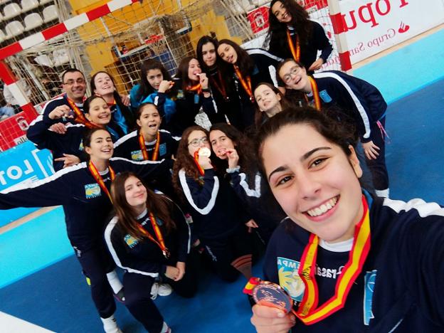 Las componentes del equipo infantil se hicieron un 'selfie' con las medallas. 
