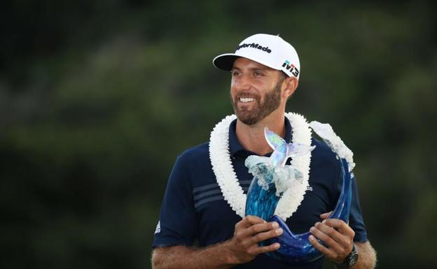 Dustin Johnson, con el trofeo de ganador del Torneo de Campeones. 