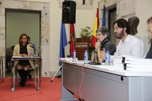 Enrique Riestra, a la derecha, en el Pleno en el que se aprobaron los presupuestos de 2016. 