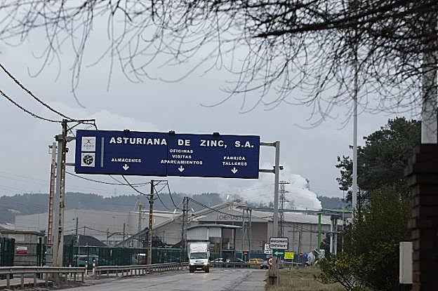 Acceso a las instalaciones de Asturiana de Zinc en San Juan de Nieva. 