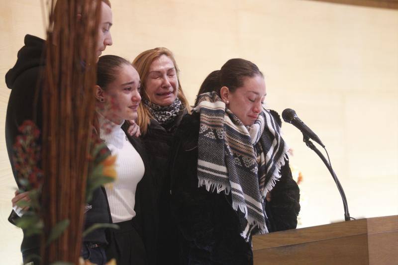 La capilla del tanatorio de Cabueñes se llenó para despedir al docente del instituto Doña Jimena. Tampoco faltaron sus alumnos.