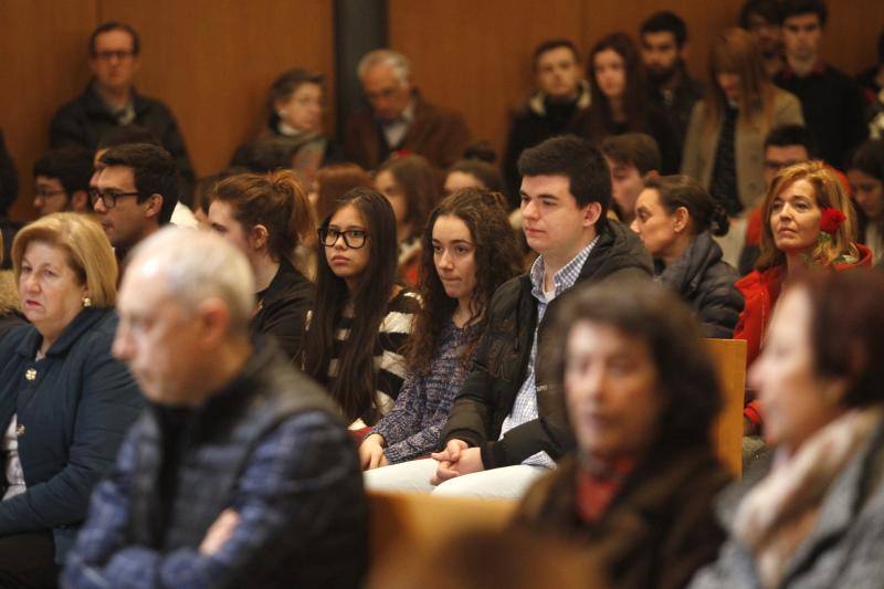 La capilla del tanatorio de Cabueñes se llenó para despedir al docente del instituto Doña Jimena. Tampoco faltaron sus alumnos.