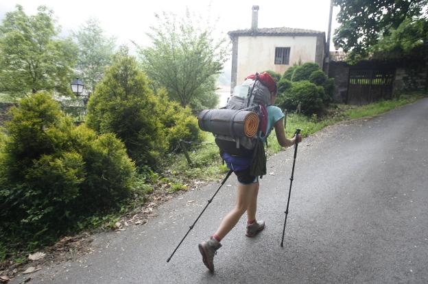 Una peregrina que realiza el Camino de Santiago, a su paso por Valdediós. 