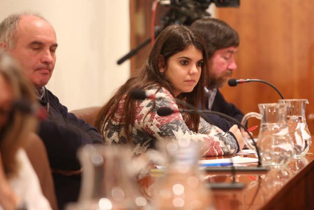 La concejala Raquel Ruiz, durante un pleno en el Ayuntamiento de Avilés. 