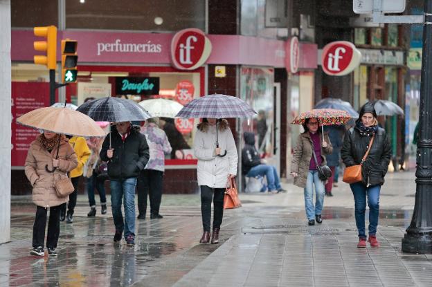 En Gijón fue necesario echar mano de los paraguas durante casi toda la jornada. 