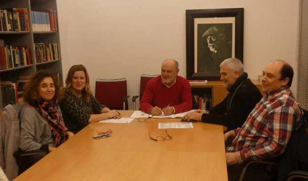 Un momento de la reunión de la comisión de ética de la Federación Socialista Asturiana, que preside José Luis Villaverde, en el centro de la imagen . 