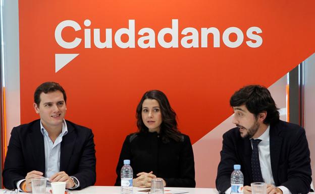 El presidente de Ciudadanos, Albert Rivera, acompañado por 