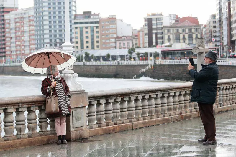 Los asturianos desafían la jornada de frío, lluvia y viento