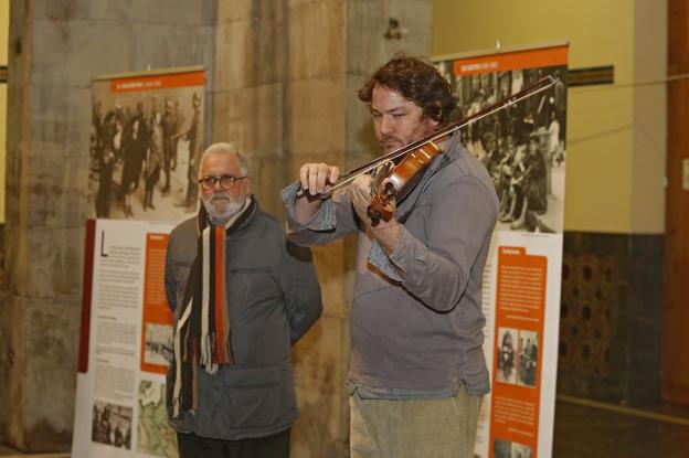 El profesor de Historia Casimiro Rodríguez, junto al músico David Roldán, en la muestra. 