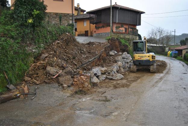 Las máguinas comenzaron ayer a colocar la nueva escollera para mejorar los accesos. 