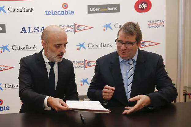 Antonio Corripio y Javier Conde firman el acuerdo. 