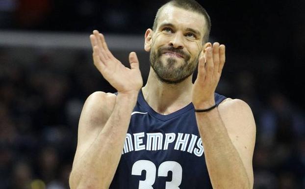 Marc Gasol aplaude en el partido. 