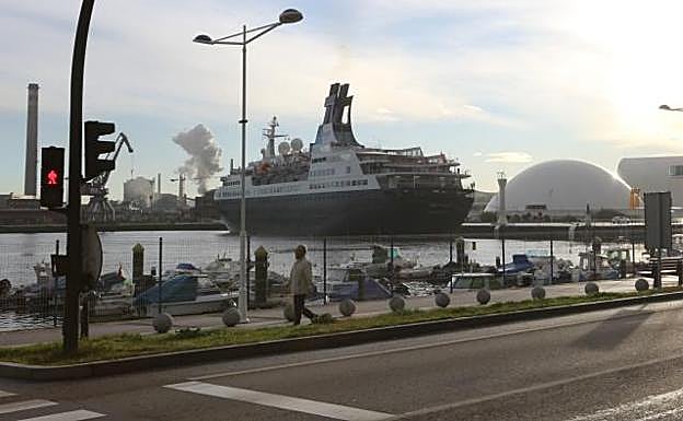 El barco atracó en la dársena San Agustín, junto al Centro Niemeyer. 
