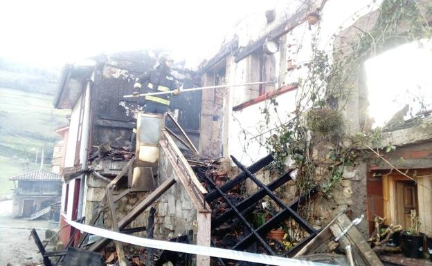 El fuego calcina una vivienda de dos alturas en Belmonte de Miranda