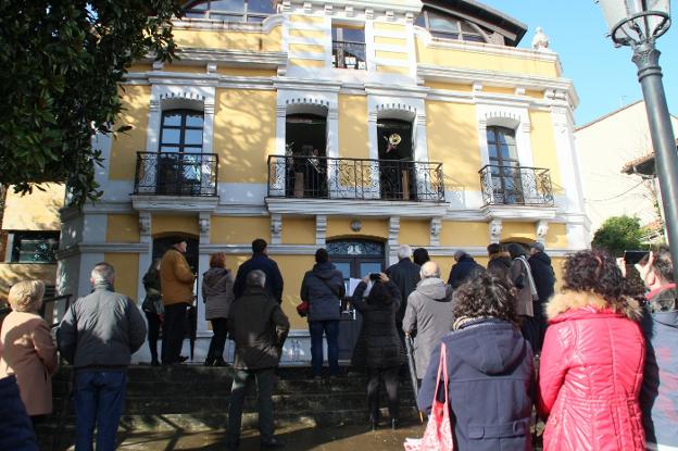 Los músicos de la Escuela Municipal de Carreño interpretaron una pieza desde los balcones de la biblioteca muncipal González Posada como recibimiento a los asistentes a la inauguración. 