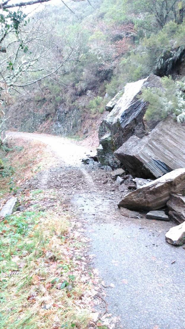 Tramo del vial afectado por el desprendimiento. :: B. G. H. 